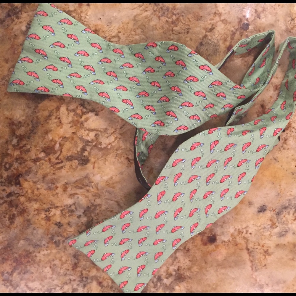 Tommy Hilfiger bow tie- green with pink whales